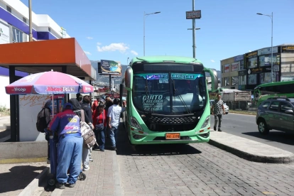 Servicio. Usuarios denuncian que el transporte público en Tumbaco circula saturado y ya no cubre la demanda.