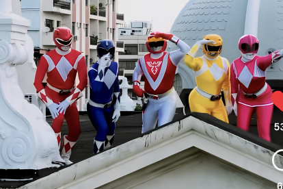 Los Power Rangers posando en el Palacio Municipal por la actividad del Día del Niño