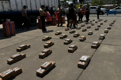 La droga estaba oculta en un camión que cargaba cajas de banano.