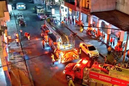 Un incendio afecta a un inmueble ubicado en las calles José de Antepara y Alcedo, en el centro de Guayaquil.