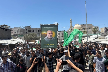 Gazatíes asisten este miércoles al funeral de Mohammed Odeh, jefe militar del grupo islamista Hamás.