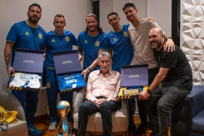 El Patón Bauza recibió la visita de una delegación de Rosario Central.