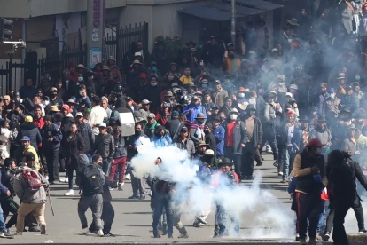 Campesinas y transportistas protestan en las calles de La Paz en medio de la crisis política y económica.