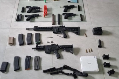 Armas de fuego, municiones y accesorios tácticos fueron decomisados durante el operativo ejecutado en Yantzaza