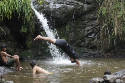 Jóvenes se bañan en una pequeña cascada en el cerro Azul de Guayaquil.