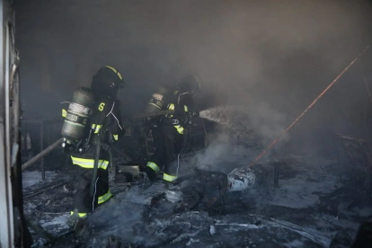 El local de motocicletas quedó reducido a escombros tras el incendio en la av. América y Llallement.