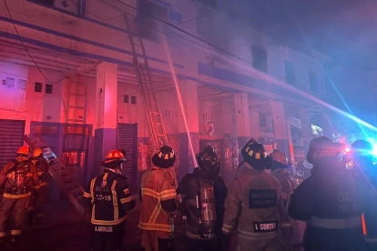 Bomberos combaten las llamas en una bodega clandestina de Guayaquil, durante un operativo nocturno que movilizó a decenas de unidades.