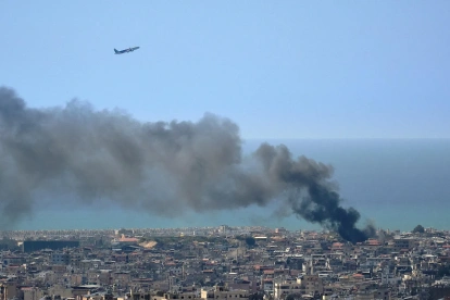 Un avión comercial de la compañía libanesa Middle East Airlines sobrevuela Beirut tel pasado 17 de marzo durante el inicio de la ofensiva aérea por parte de Israel en los suburbios delsur de la ciudad.