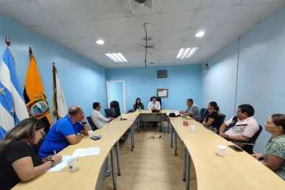 Directivos del Hospital del Niño dialogan con padres de pacientes con atrofia muscular, en una reunión convocada para abordar sus demandas.