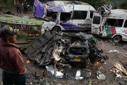 Vehículos destruidos por un atentado ocurrido en la Vía Panamericana, el pasado 26 de abril de 2026 en Cajibío (Colombia).