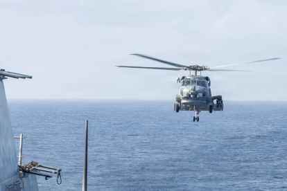 Un helicóptero MH-60R Sea Hawk se acerca al USS Delbert D. Black (DDG 119) después de patrullar el mar Arábigo en apoyo al bloqueo de Estados Unidos contra Irán.