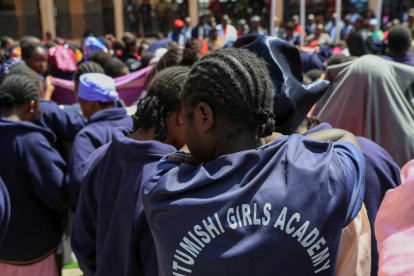 Estudiantes y padres se reúnen en la Academia Femenina Utumishi tras un incendio mortal en Nakuru,Kenia, el 28 de mayo de 2026.