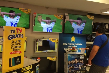 Los ecuatorianos que no viajan al Mundial no se salvan de gastar. Entre la televisión nueva, la camiseta oficial y la comida, incurren en gastos inesperados y rara vez presupuestados.