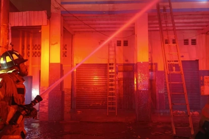Más de 300 bomberos y 46 unidades trabajaron durante horas para controlar el incendio registrado en la calle José de Antepara, la noche del 27 de mayo.