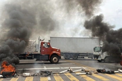 Llantas incendiadas durante un bloqueo con camiones de la Coordinadora Nacional de Trabajadores de la Educación (CNTE) en Villa de Mitla en Oaxaca (México).