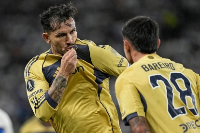 Leandro Paredes abrió la cuenta en la victoria 2-1 ante la Católica en Chile.