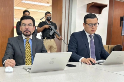 El fiscal general del Estado encargado, Carlos Alarcón (d), en audiencia del caso Sinohydro.