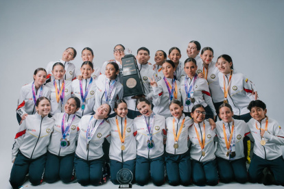 Los veinticuatro integrantes de Ático Danza tienen entre 11 y 18 años.