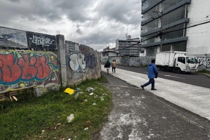 Más de 15 años de abandono tiene la edificación ubicada detrás de la matriz del IESS, en la 10 de Agosto y Bogotá, en Quito.