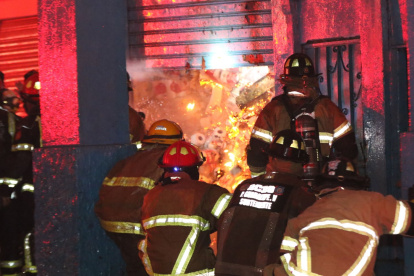 Bomberos trabajaron en combatir un incendio que se produjo el 27 de mayo de 2026 en una casa donde funcionaba una bodega clandestina con productos altamente combustibles.
