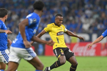 Jhonny Quiñónez es marcado por tres jugadores de Cruzeiro.