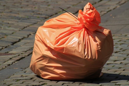 La acumulación de basura en calles de Milagro preocupa a moradores y comerciantes.