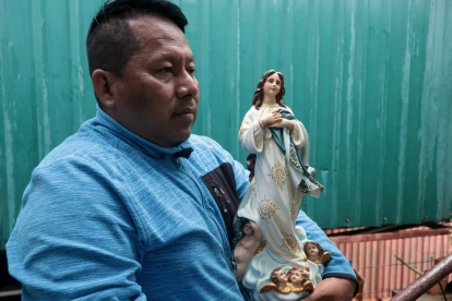 El maestro nicaragüense exiliado Gabriel Putoy sostiene una imagen religiosa durante una entrevista.