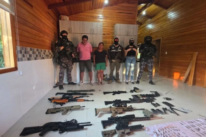 Policía realizó operativos en Jama y detuvo a dos por nexos con Los Choneros al hallar arsenal oculto.