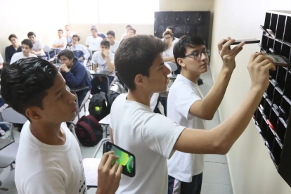 Separar a los estudiantes del celular es alejarlos de los algoritmos adictivos, de la dispersión y de la hiperconexión durante las horas de clase.