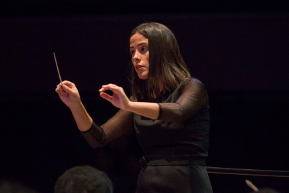 La directora asistente de la Orquesta Sinfónica de Guayaquil, Victhoria Pérez, lidera “Héroes y Villanos”, un espectáculo que reunirá las bandas sonoras más recordadas del cine, las series y los videojuegos.