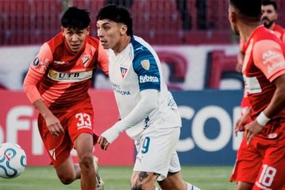 El delantero de Liga de Quito, disputa el balón con un defensor de Always Ready durante un partido de la Copa Sudamericana.