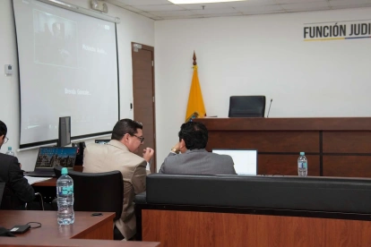 El fiscal Dennis Villavicencio (centro) solicitó que el juez dicte orden de presentaciones periódicas en una Embajada de Estados para la madre de Aquiles Álvarez, ya que ella reside en ese país.