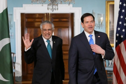 El secretario de Estado de Estados Unidos, Marco Rubio (d), y el viceprimer ministro y ministro de Asuntos Exteriores de Pakistán, Ishaq Dar, en una reunión en Washington (Estados Unidos).