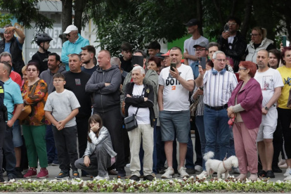 Varias personas permanecen cerca del lugar donde un dron ruso se estrelló contra un edificio residencial en la ciudad de Galati, Rumania, el 29 de mayo de 2026.