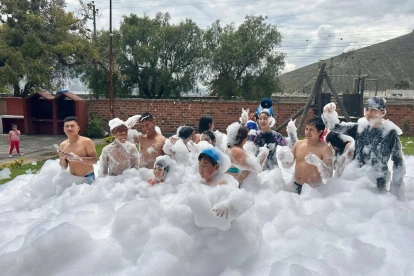 Familias y visitantes disfrutan de actividades deportivas y recreativas en el renovado Club Equinoccio, cerca de la Mitad del Mundo.
