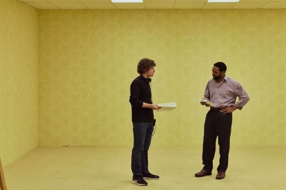 Kane Pixels (director) junto a Chiwetel Ejiofor en el set de 'Backrooms'