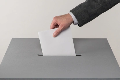 Ciudadano deposita su voto en una urna, en el marco de las elecciones organizadas por el CNE en Ecuador.