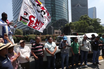 Maestros mexicanos de la Coordinadora Nacional de Trabajadores de la Educación (CNTE) bloquean este jueves, una de las principales avenidas de Ciudad de México (México).
