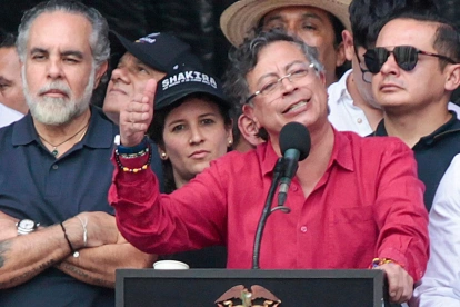 Fotografía  del 1 de mayo de 2026 que muestra al presidente de Colombia, Gustavo Petro (c), pronunciando un discurso en Medellín (Colombia)