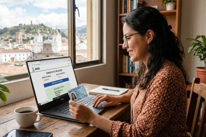 Referencial. Ciudadana consulta en línea su afiliación al IESS con número de cédula, a través de la plataforma digital.