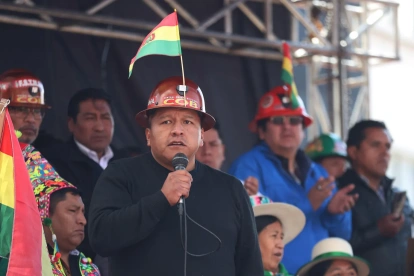 El máximo dirigente de la Central Obrera de Bolivia (COB), Mario Argollo (4-i), durante un acto público por el Día Internacional del Trabajo, en El Alto (Bolivia).