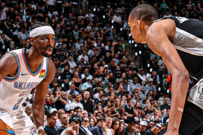Shai Gilgeous-Alexander encara a la defensa de los San Antonio Spurs durante el decisivo Juego 7 de la final de la Conferencia Oeste de la NBA.
