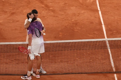 Joao Fonseca (d), de Brasil, saluda a Novak Djokovic tras vencerlo en la tercera ronda de Roland Garros 2026.