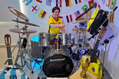 El joven ecuatoriano combina música y fútbol en su espacio decorado con camisetas y la réplica del trofeo mundialista.