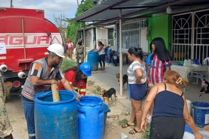 Ante los cortes programados de agua potable, Interagua destina tanqueros para atender a los sectores prioritarios.