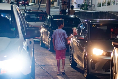 En las calles congestionadas de Guayaquil, niños "trabajan" vendiendo caramelos o haciendo presentaciones, pidiendo a cambio monedas.