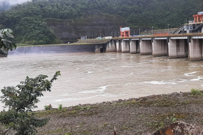 La central hidroeléctrica Coca Codo Sinclair (1.500 MW) aprovecha el agua de la cuenca oriental para generar energía.