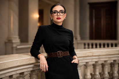 La IA sugiere looks elegantes y modernos sin caer en diseños muy llamativos.