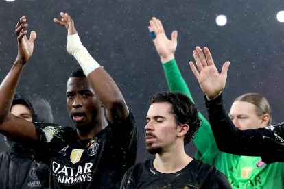 Willian Pacho (i.) saluda a los hinchas del PSG.