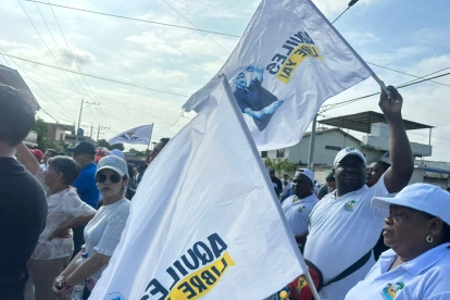 Los simpatizantes de Aquiles Álvarez se movilizaron en buses hacia Santa Elena.